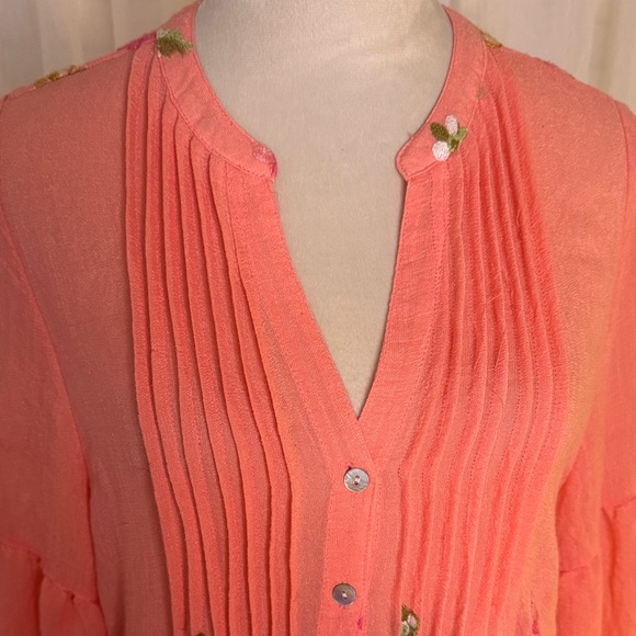 Chic Coral Blouse with Floral Details - Picture 5 of 9